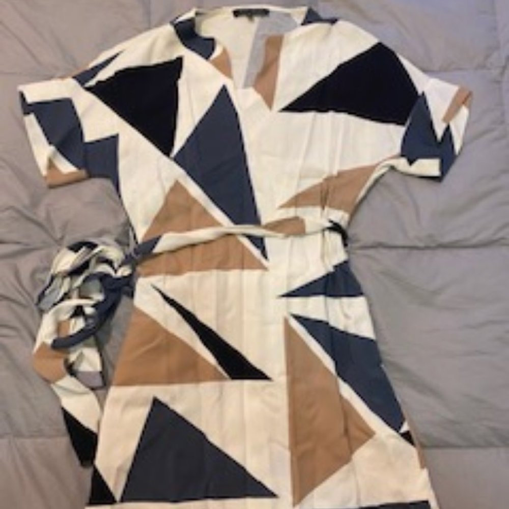 Shortsleeve dress with tie